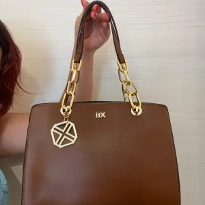 BORSA DONNA XTI RIGIDA E CAPIENTE MARRONE DETTAGLI ORO