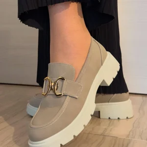 MOCASSINO BEIGE CON FIBBIA ORO