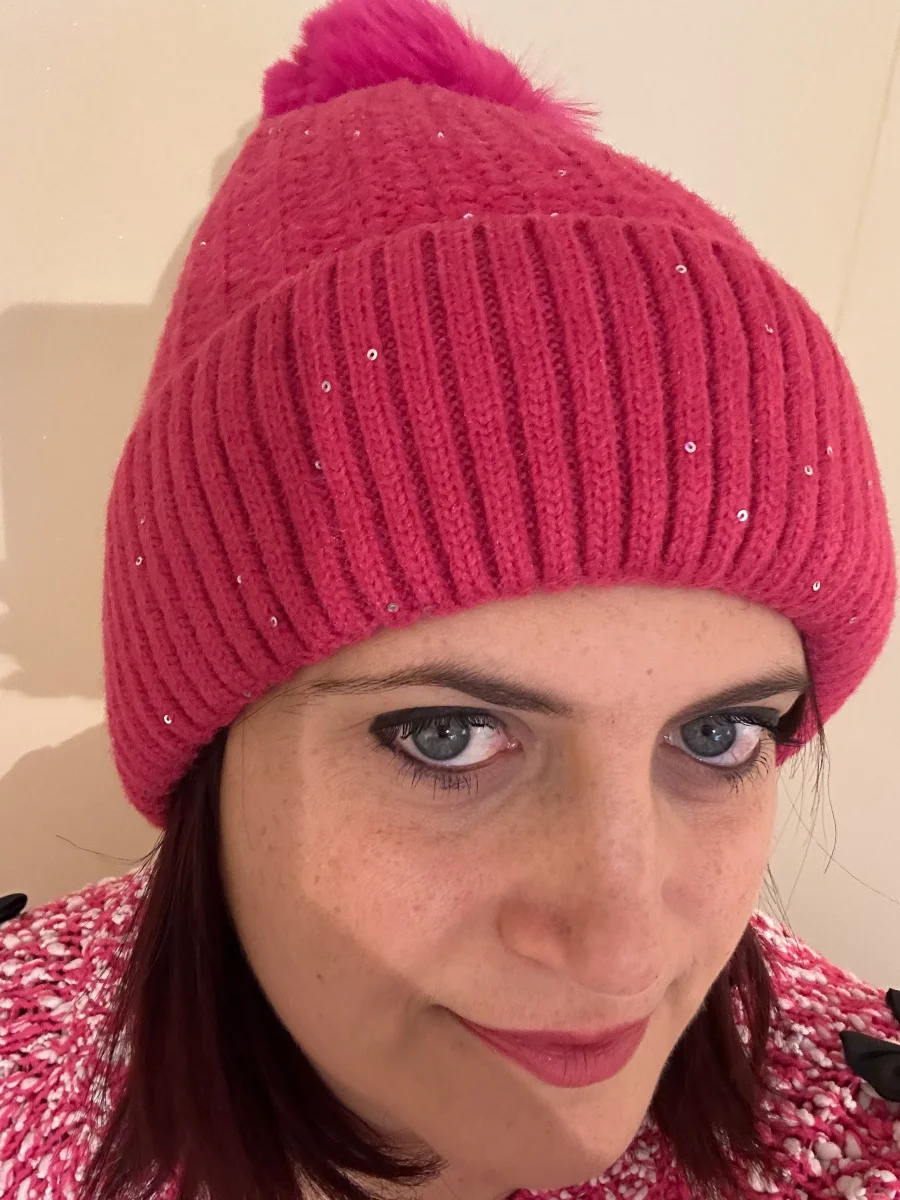 CAPPELLO FUCSIA CON PON PON - immagine 2