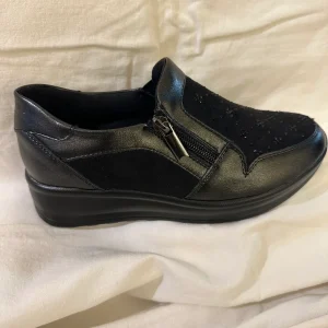 SCARPA DONNA COMODA NERA CON STRASS