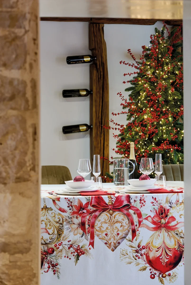 Tovaglia Natalizia Antimacchia - Opulence Decorazioni Rosse e Oro Maison Sucreè - immagine 2