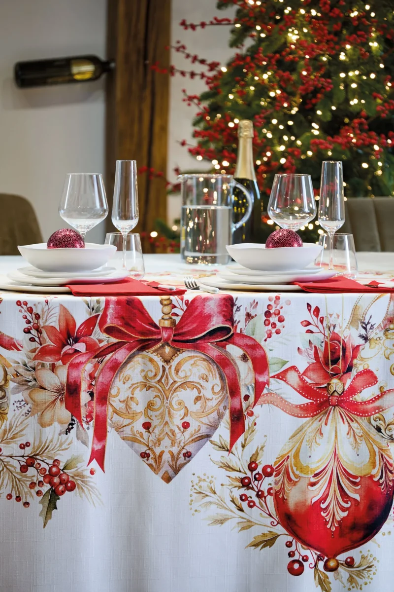 Tovaglia Natalizia Antimacchia - Opulence Decorazioni Rosse e Oro Maison Sucreè - immagine 3