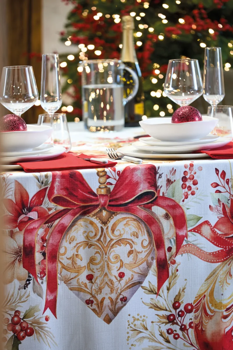 Tovaglia Natalizia Antimacchia - Opulence Decorazioni Rosse e Oro Maison Sucreè - immagine 4
