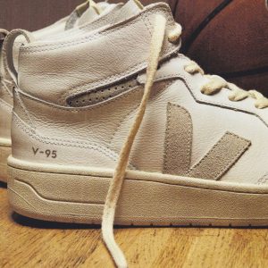 Veja V-95 extra white natural